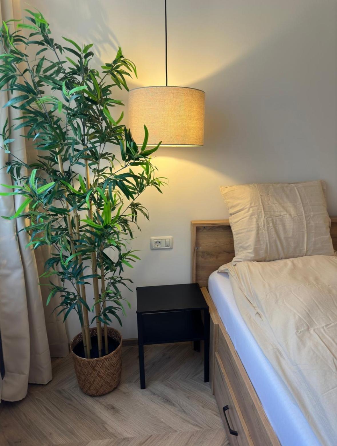 One Room Apartment- Self Check-In 24H Resita Exterior foto